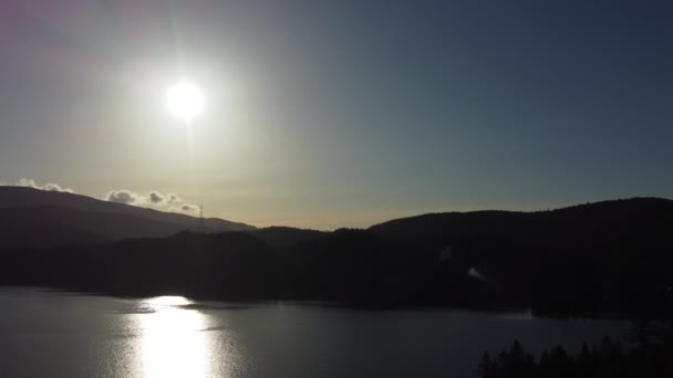 Puesta Sol Bahía Con Aguas Tranquilas Colinas Cubiertas Bosque Alrededor — Vídeo de stock