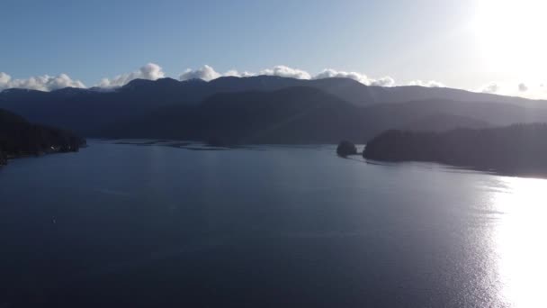 カナダの晴れた朝に丘のある穏やかな湾の水の空中ビュー — ストック動画