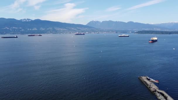 Voe Sobre Baía Perto Vancouver Dia Ensolarado Azul Com Navios — Vídeo de Stock