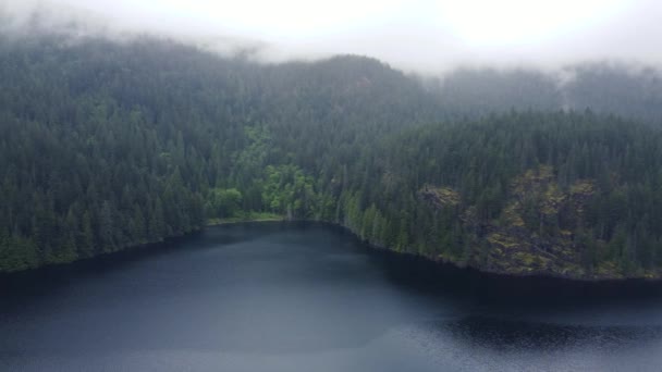 Fliegen Sie Bei Regen Über Einen Ruhigen See Mit Bergen — Stockvideo