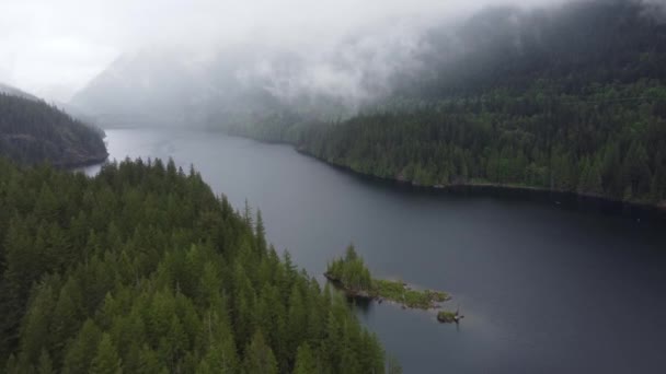 在加拿大 在密林覆盖着低云的山谷中飞越湖面 — 图库视频影像