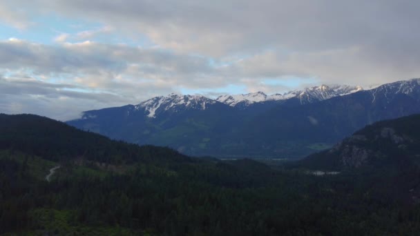 Leć Nad Zieloną Doliną Kierunku Zaśnieżonych Gór Pochmurny Dzień Kanadzie — Wideo stockowe
