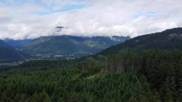Kanadyjska Dolina Niskich Chmurach Zielonymi Leśnymi Wzgórzami Słoneczny Dzień — Wideo stockowe