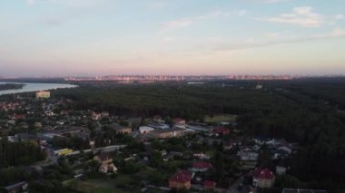 Turuncu günbatımında Kyiv Mahallesi ve Dinyeper Nehri 'nin havadan görünüşü