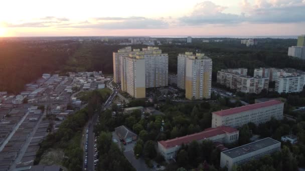 Survoler Les Nouveaux Bâtiments Garages Coucher Soleil Dans Banlieue Kiev — Video