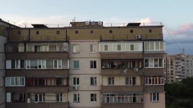 Ukrayna 'daki Sovyet evindeki pencerelere doğru uçun.