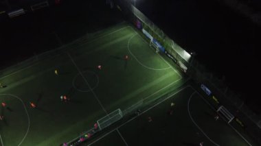 Arkadaşça bir maç sırasında, gece futbol sahasının en aşağıdan görünüşü
