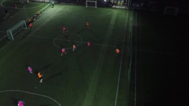 Gece vakti futbol takımının hava görüntüsü geçiyor.