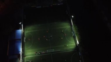 Geceleri küçük stadyum ve futbol oyuncularının hava manzarası.