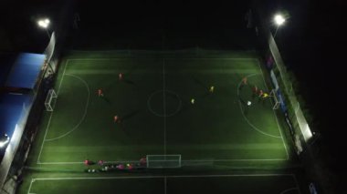 Futbol sahasının en üst görüntüsü ve golcü gece gol attı.