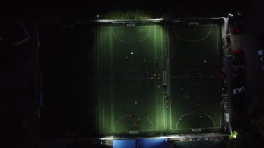 Gece maç sırasında mini futbol stadyumunun üzerinden uç.