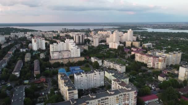 Survolez Nouveaux Bâtiments Vyshhorod Banlieue Près Kiev Par Une Soirée — Video