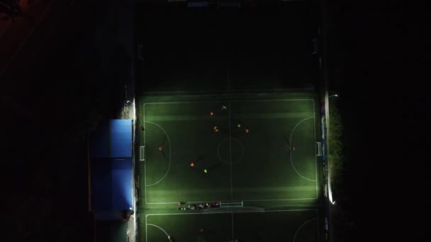 Vista Arriba Hacia Abajo Dos Equipos Jugando Fútbol Durante Noche — Vídeos de Stock