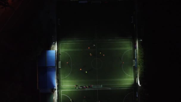 Top View Van Twee Teams Die Nachts Voetballen Een Klein — Stockvideo