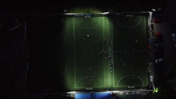Latać Nad Mini Stadionem Piłkarskim Podczas Meczu Nocy — Wideo stockowe