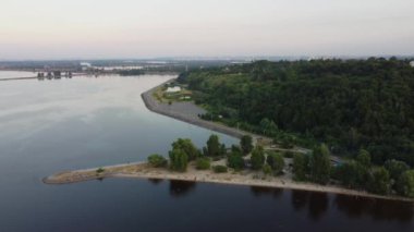 Vyshgorod 'un yeşil bir mahallesinde yaz mevsiminde küçük bir sahil manzarası.