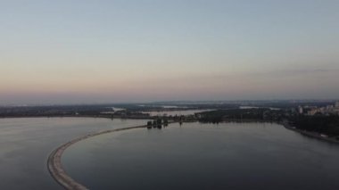 Kyiv Denizi 'ndeki dalgakıranın üzerinden Dinyeper Nehri' ne doğru uçuyor.