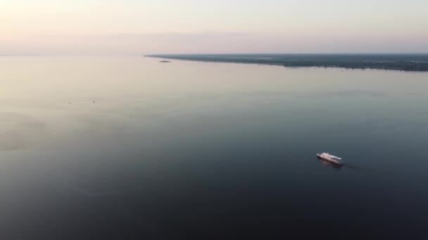 Letecký Pohled Klidné Moře Během Růžového Západu Slunce Osamělá Loď — Stock video