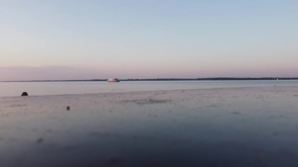 Laag Hoekzicht Het Schip Het Water Reflecterend Mooi Avondlicht — Stockvideo