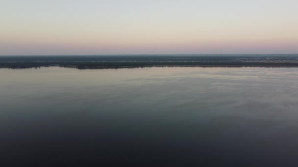 Αεροφωτογραφία Της Ήρεμης Θάλασσας Στο Λυκόφως Ένα Σκοτεινό Πράσινο Δάσος — Αρχείο Βίντεο