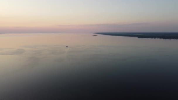 Політ Над Спокійним Морем Рожевих Сутінках Самотній Корабель Плаває — стокове відео