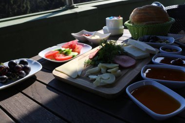 yemek, yemek, kahvaltı, peynir, sağlıklı, Türkçe, lezzetli, masa, geleneksel, brunch, mutfak, çay, arka plan, tabak, sabah, ekmek, domates, reçel, Akdeniz, taze, bal, beyaz, tereyağı, zeytin, yumurta, kırmızı, hindi, gurme