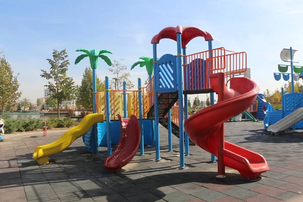 Parco Giochi Parco Cielo Ponte Scivolo Gioco Blu Divertimento Bambini — Foto Stock