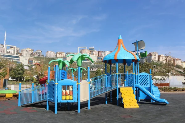 Játszótér Park Híd Csúszda Játék Kék Szórakozás Gyerekek Strand Víz — Stock Fotó