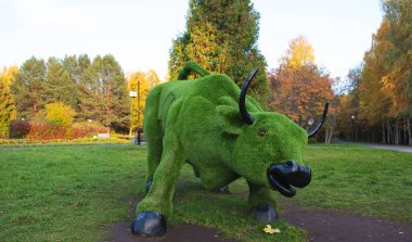 yeşil çimen heykel boğası