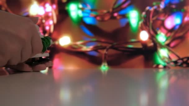 带有钟表的玩具桑塔爪和挂在花环后面的圣诞树一起 — 图库视频影像