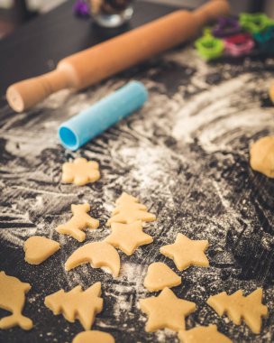 Mutfakta lezzetli yemekler pişirmek.