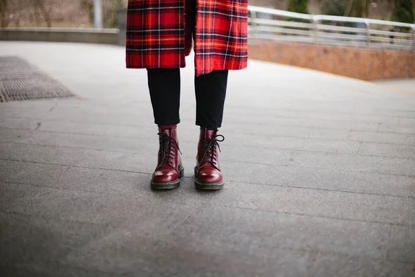 Hipster vestindo botas vermelhas da moda e casaco — Fotografia de Stock