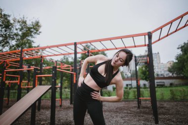 Kız çocuk parkında spor yapıyor