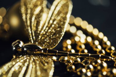 Yusufçuk ile siyah ve altın soyut arkaplan