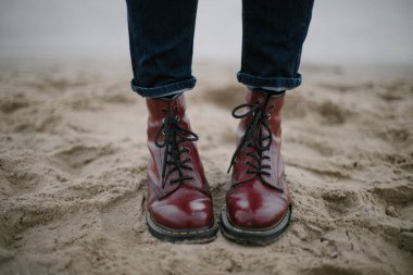 Koyu mavi kotlu kırmızı çizmeler