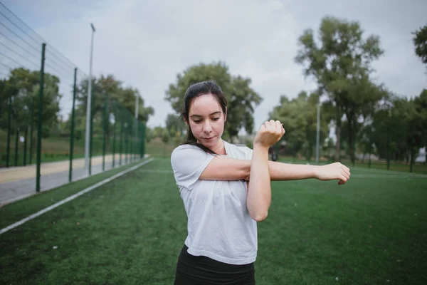Giovane donna fare l'allenamento gioca sport — Foto Stock