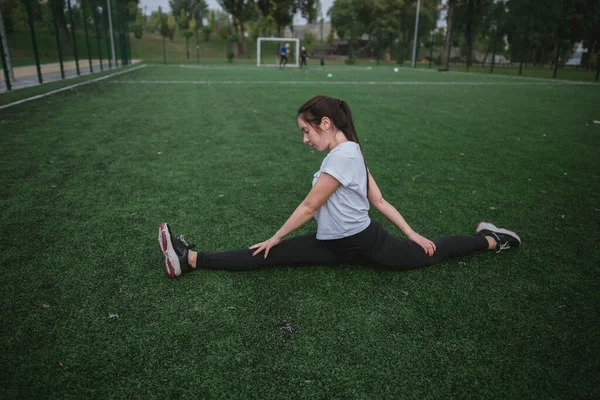 Wanita muda yang melakukan olahraga bermain olahraga — Stok Foto