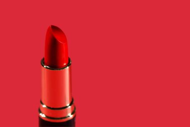 Kırmızı arkaplanda kırmızı ruj. Pankartı kapat.