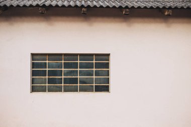 Duvardaki vintage pencere, arka plandaki en düşük boyut, pembe desen.