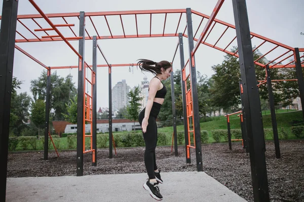 Fitness model wanita muda gaya hidup sehat outdoor melakukan latihan olahraga — Stok Foto