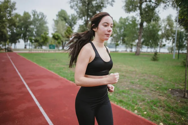 Fitness model wanita muda gaya hidup sehat outdoor melakukan latihan olahraga — Stok Foto