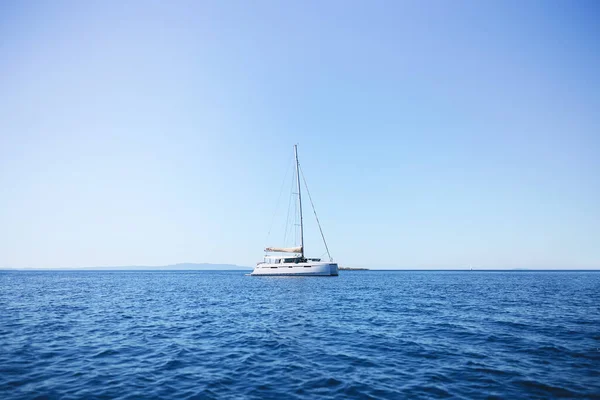 Jeden biały samotny jacht na środku morza. — Zdjęcie stockowe
