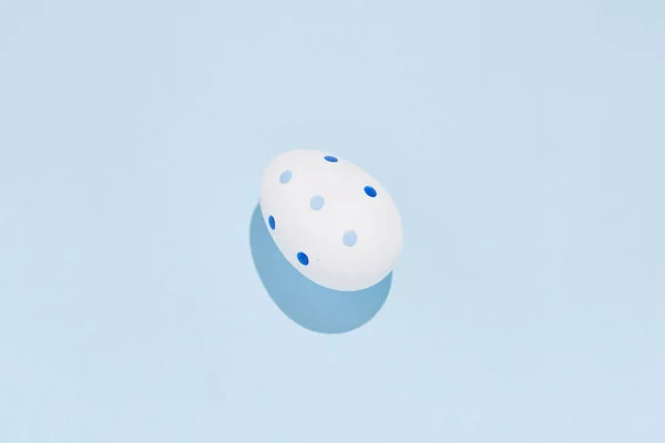Fehér festett tojás a sima kék háttér koncepció mikrobiológia kezdete élet koncepció — Stock Fotó