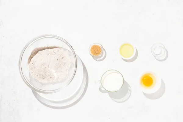 Млинці рецепт покрокові інгредієнти цільнозернове борошно яєчне масло цукрове молоко — стокове фото