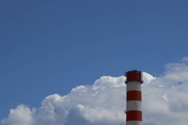 açık mavi gökyüzünde beyaz kremsi bulutlar