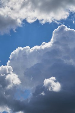 açık mavi gökyüzünde beyaz kremsi bulutlar