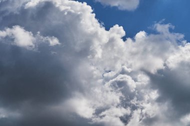 açık mavi gökyüzünde beyaz kremsi bulutlar