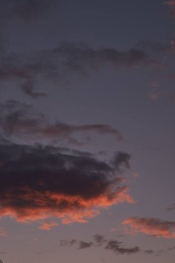 Kıvırcık kırmızı ve sarı bulutlu günbatımı vanilya gökyüzü