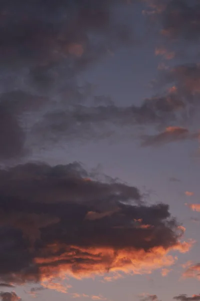 Sonnenuntergang Vanillehimmel Mit Lockigen Roten Und Gelben Wolken — Stockfoto