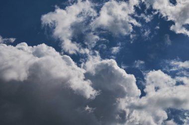 Gökyüzündeki kıvrımlı karşıtlık bulutları